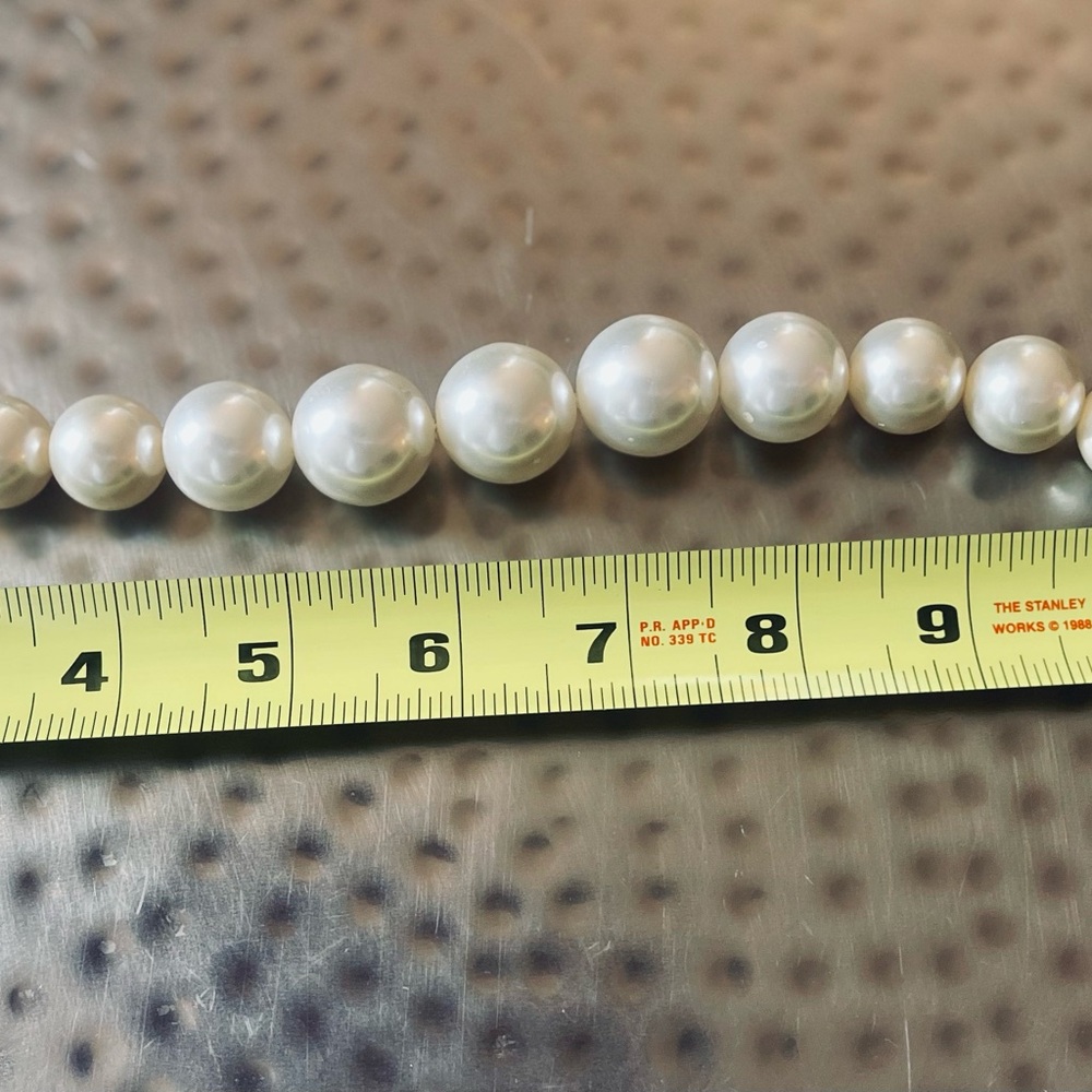 White House Black Market Elegant White Pearl Necklace - Picture 9 of 10